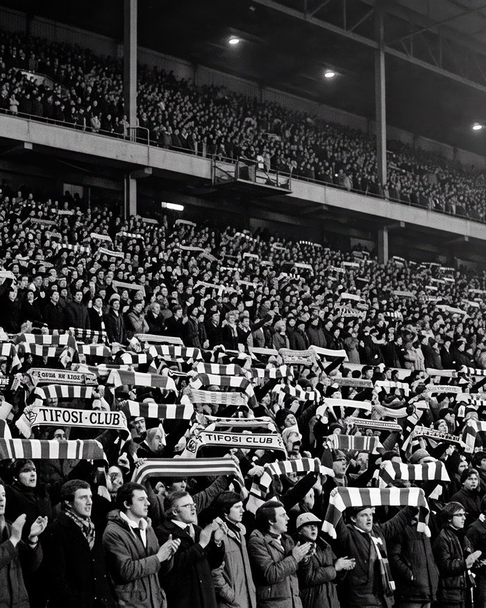 Grada con bufandas de Tifosi Club